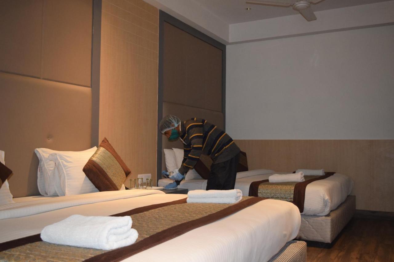 Hotel Superb 5 Mins Walk From New Delhi Station Екстер'єр фото