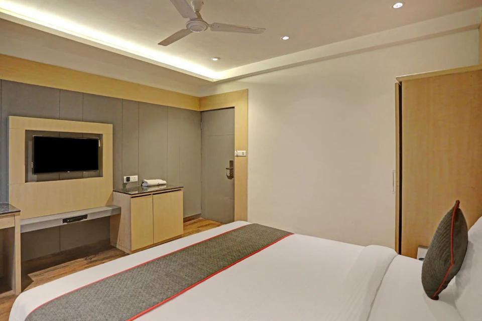 Hotel Superb 5 Mins Walk From New Delhi Station Екстер'єр фото