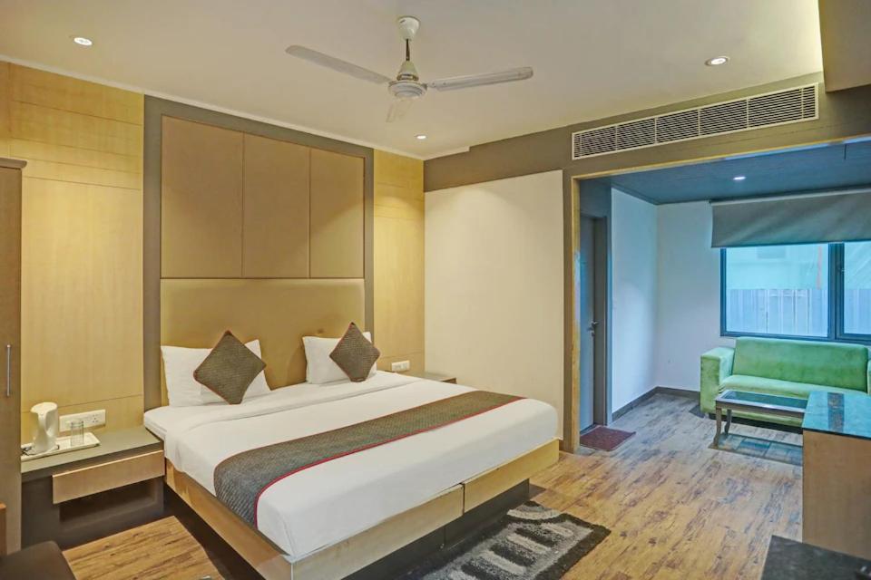 Hotel Superb 5 Mins Walk From New Delhi Station Екстер'єр фото