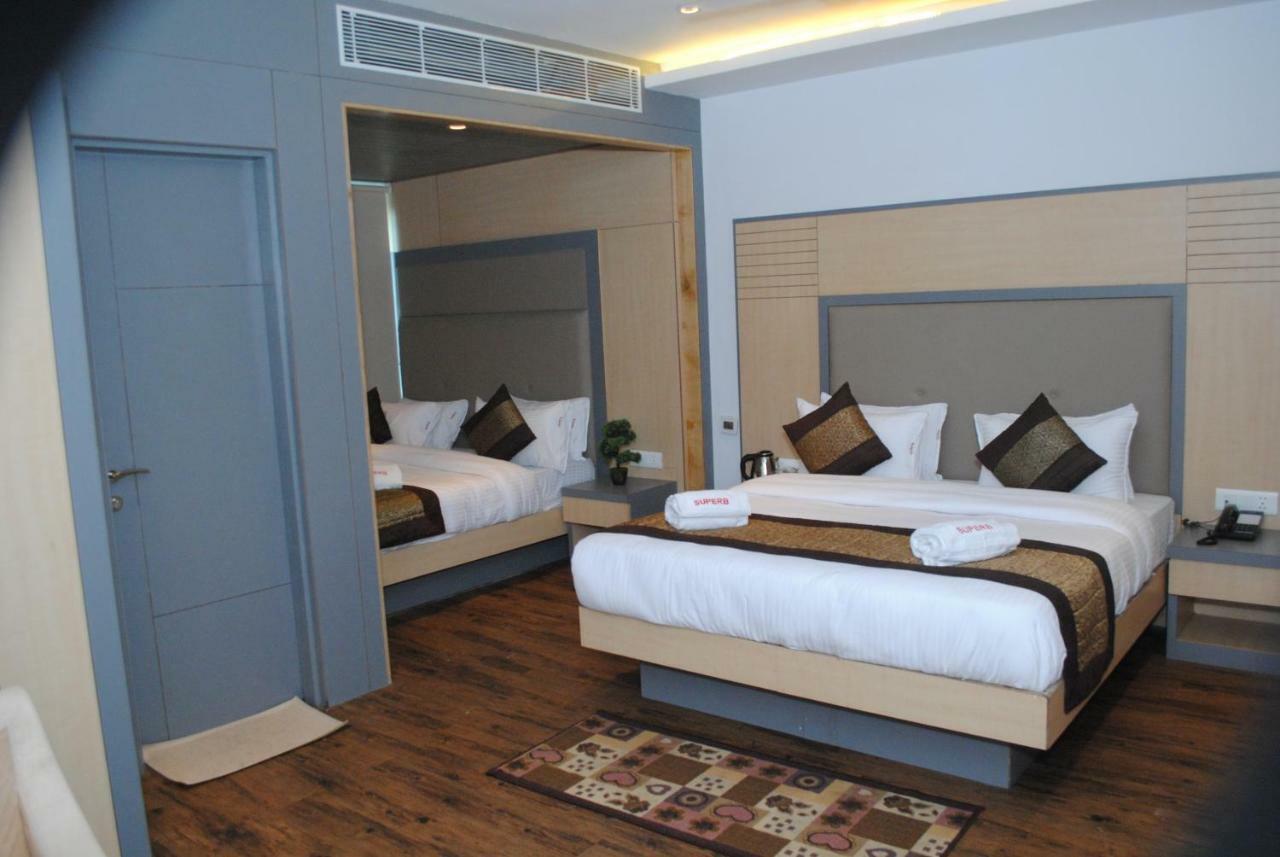 Hotel Superb 5 Mins Walk From New Delhi Station Екстер'єр фото
