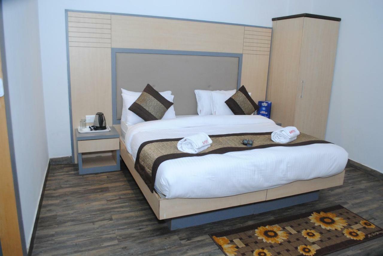 Hotel Superb 5 Mins Walk From New Delhi Station Екстер'єр фото