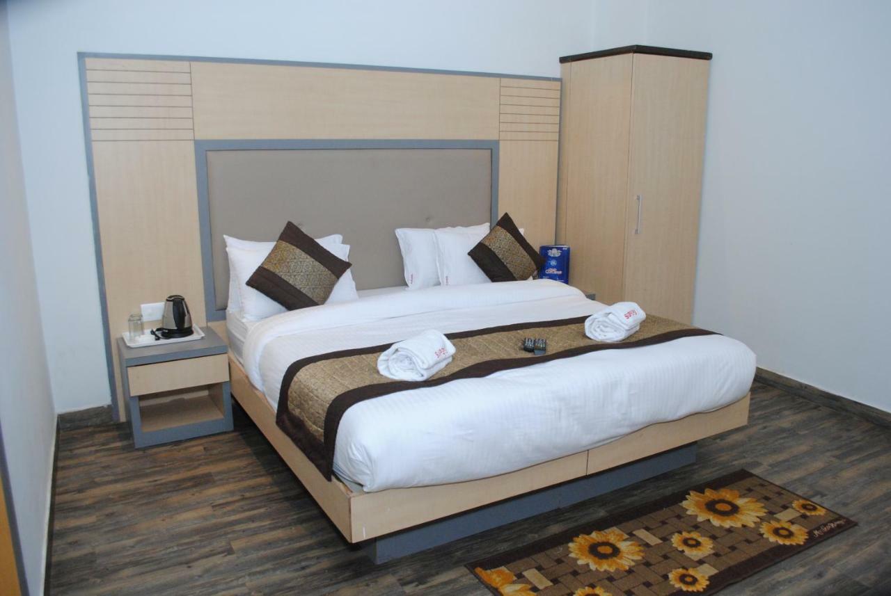 Hotel Superb 5 Mins Walk From New Delhi Station Екстер'єр фото
