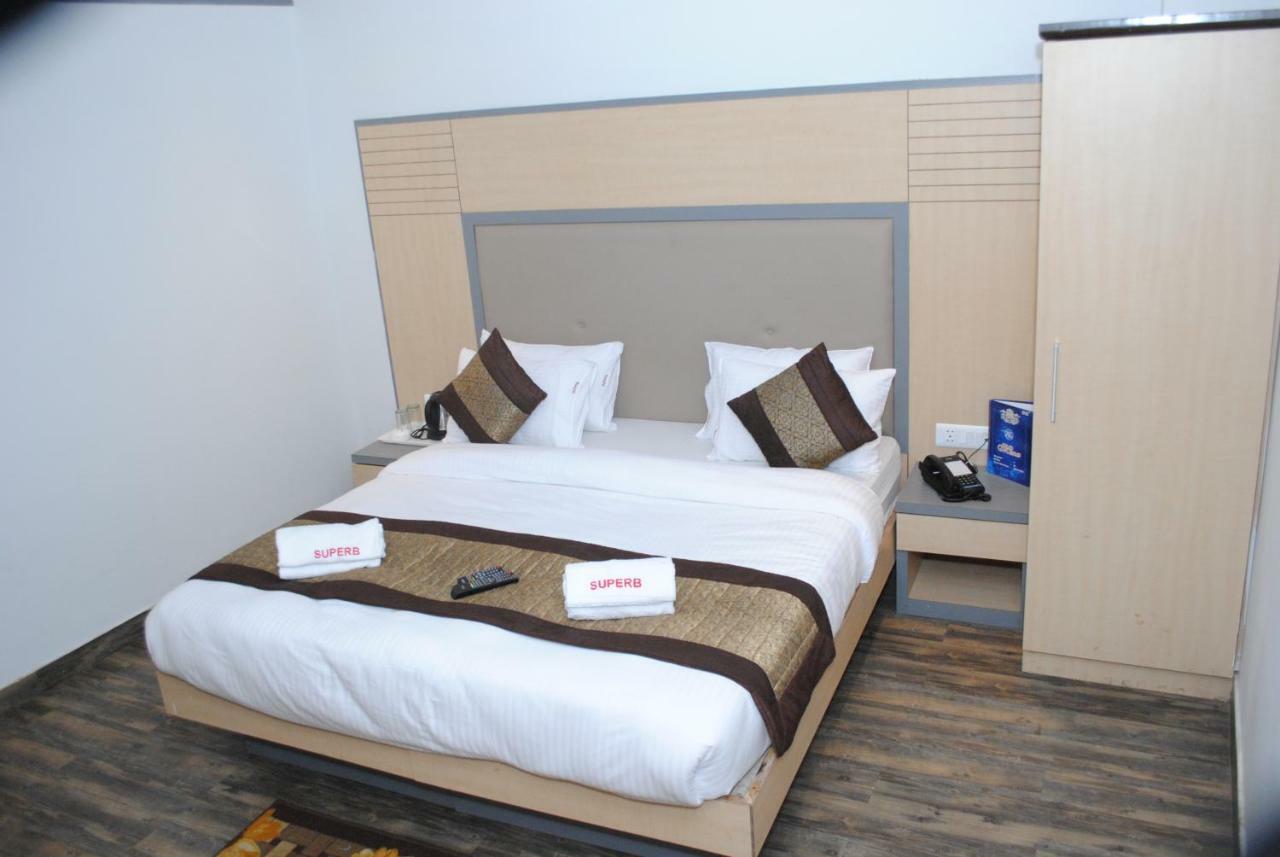 Hotel Superb 5 Mins Walk From New Delhi Station Екстер'єр фото