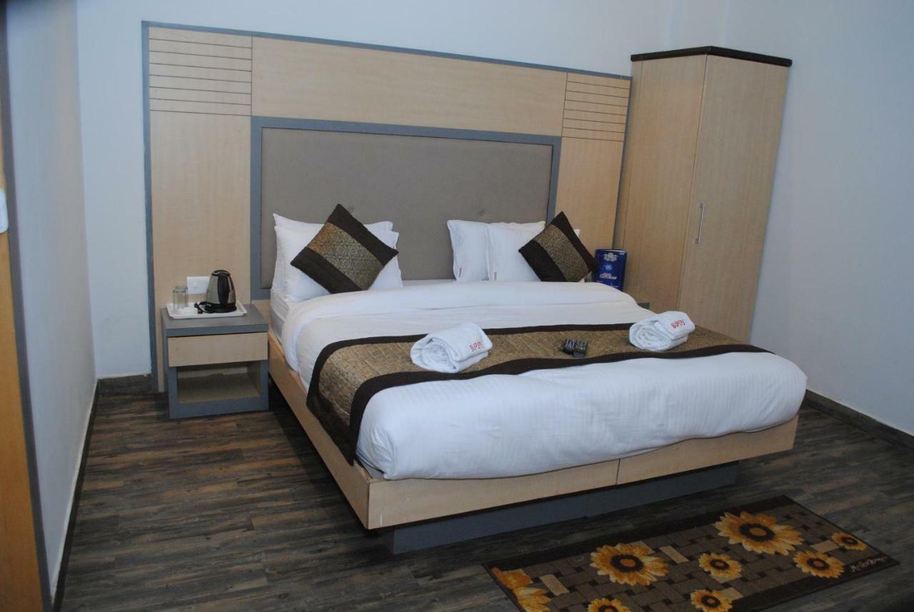 Hotel Superb 5 Mins Walk From New Delhi Station Екстер'єр фото