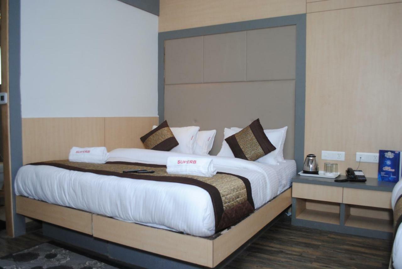 Hotel Superb 5 Mins Walk From New Delhi Station Екстер'єр фото