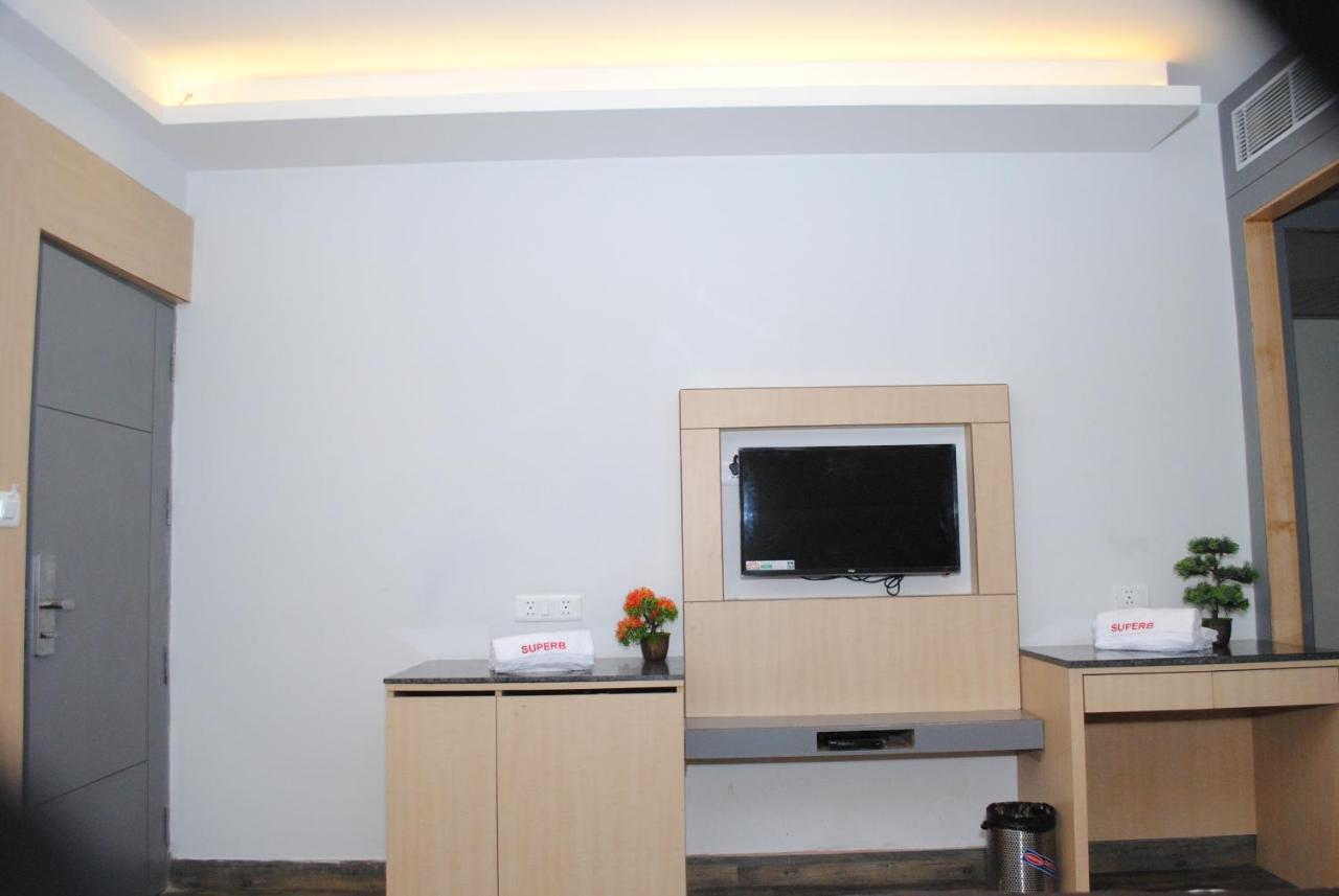 Hotel Superb 5 Mins Walk From New Delhi Station Екстер'єр фото